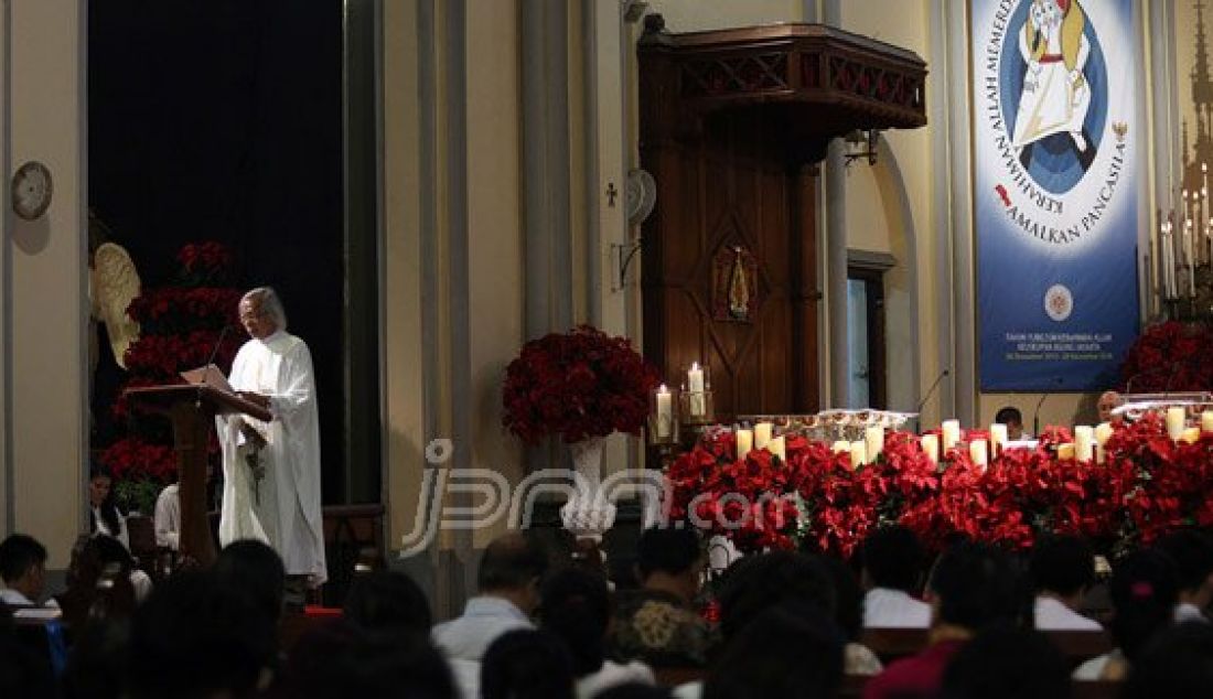 Para jemaat saat mengikuti Misa Malam Natal di Gereja Katedral, Jakarta, Rabu (24/12). Pelaksanaan Misa Malam Natal tersebut berlangsung secara khidmat dan aman. Foto: Ricardo/JPNN.com - JPNN.com