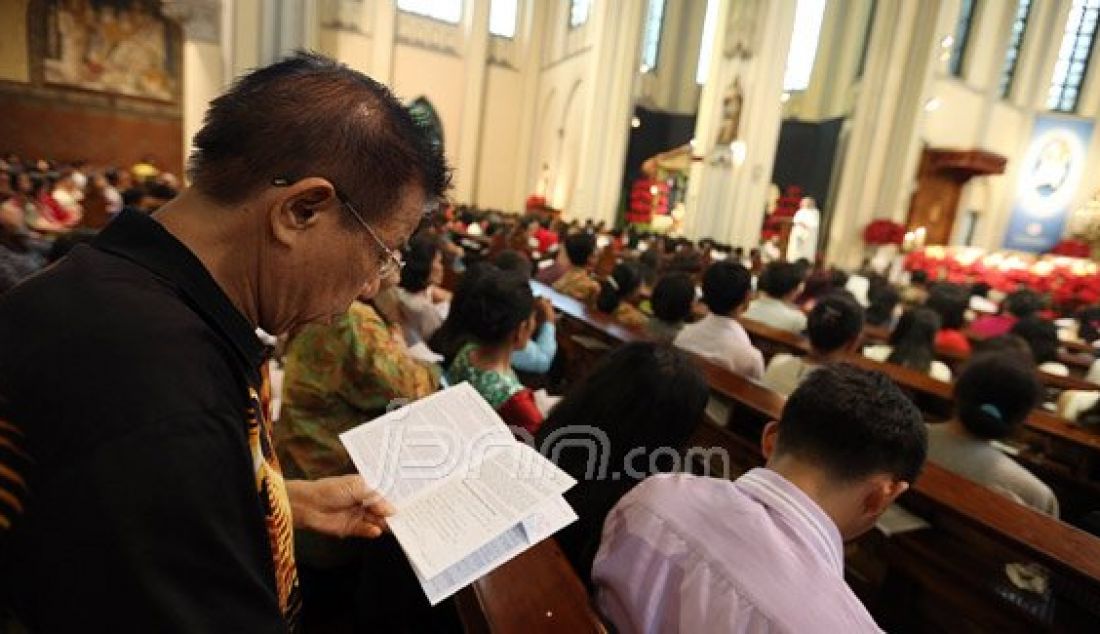 Para jemaat saat mengikuti Misa Malam Natal di Gereja Katedral, Jakarta, Rabu (24/12). Pelaksanaan Misa Malam Natal tersebut berlangsung secara khidmat dan aman. Foto: Ricardo/JPNN.com - JPNN.com