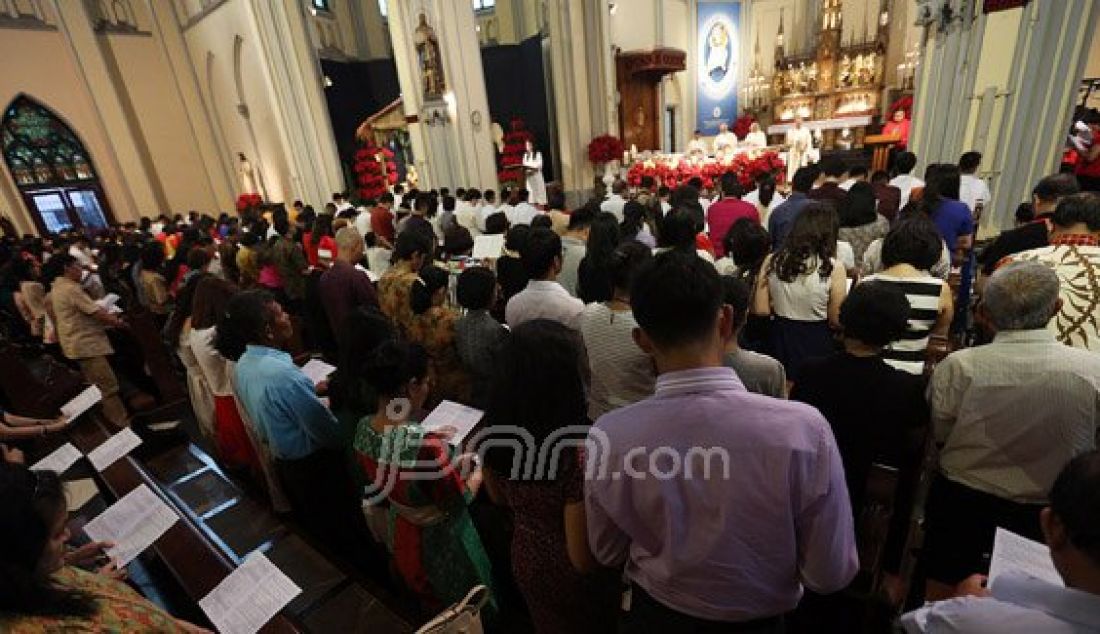 Para jemaat saat mengikuti Misa Malam Natal di Gereja Katedral, Jakarta, Rabu (24/12). Pelaksanaan Misa Malam Natal tersebut berlangsung secara khidmat dan aman. Foto: Ricardo/JPNN.com - JPNN.com