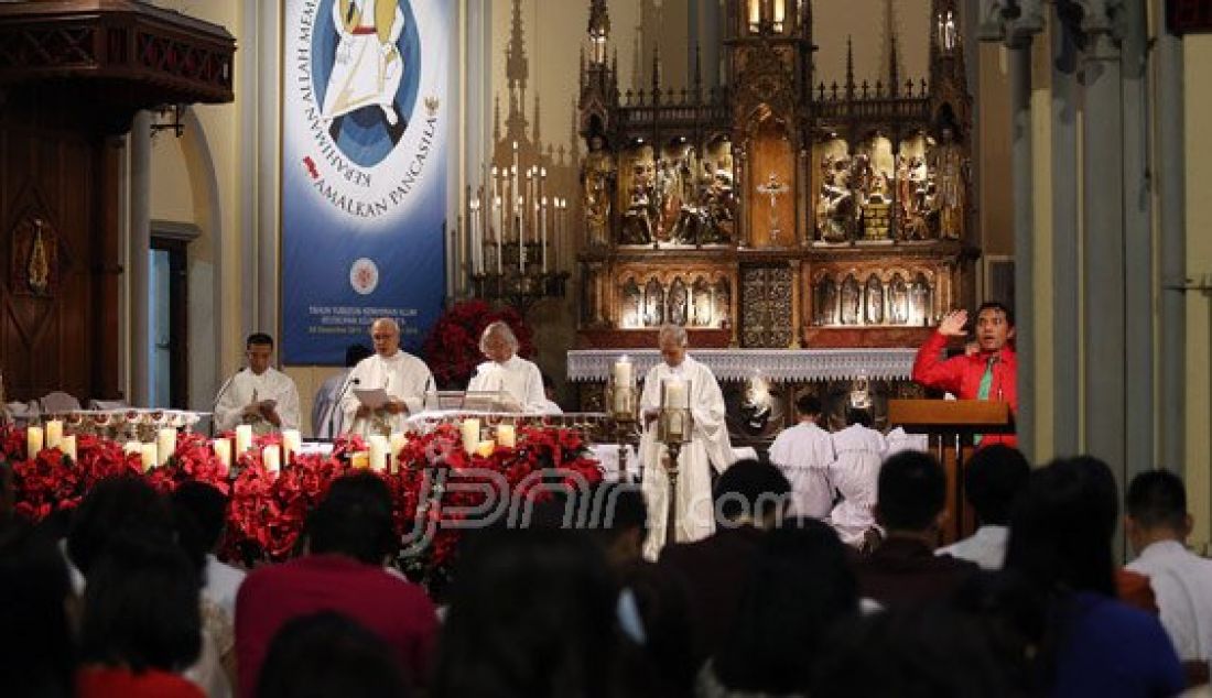 Para jemaat saat mengikuti Misa Malam Natal di Gereja Katedral, Jakarta, Rabu (24/12). Pelaksanaan Misa Malam Natal tersebut berlangsung secara khidmat dan aman. Foto: Ricardo/JPNN.com - JPNN.com