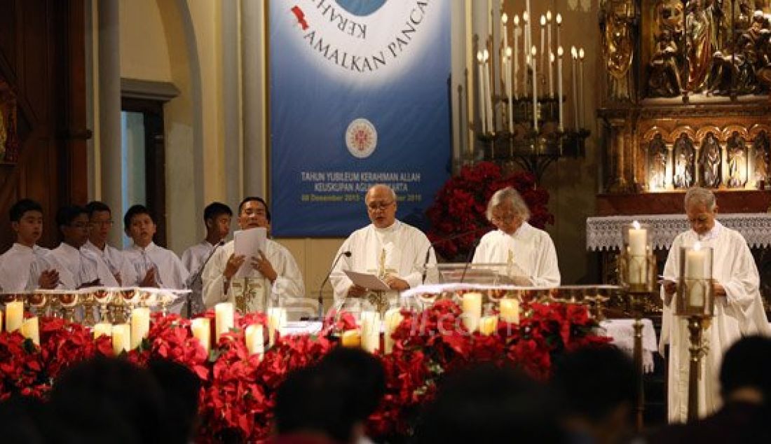 Para jemaat saat mengikuti Misa Malam Natal di Gereja Katedral, Jakarta, Rabu (24/12). Pelaksanaan Misa Malam Natal tersebut berlangsung secara khidmat dan aman. Foto: Ricardo/JPNN.com - JPNN.com