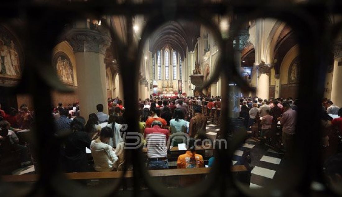 Para jemaat saat mengikuti Misa Malam Natal di Gereja Katedral, Jakarta, Rabu (24/12). Pelaksanaan Misa Malam Natal tersebut berlangsung secara khidmat dan aman. Foto: Ricardo/JPNN.com - JPNN.com