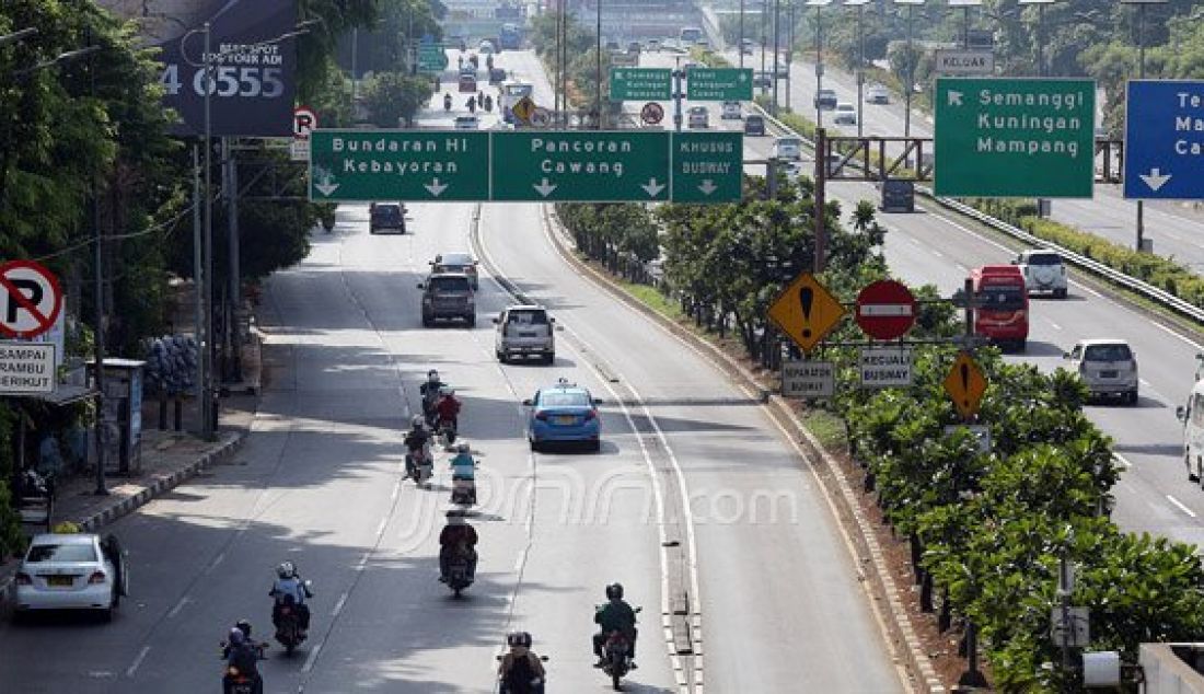 Sejumlah titik ruas jalan di Ibu Kota terlihat lengang pada hari Natal, Jumat (25/12). Jakarta yang identik dengan kemacetan, hari Natal terlihat sepi dengan kendaraan bermotor. Foto: Ricardo/JPNN.com - JPNN.com