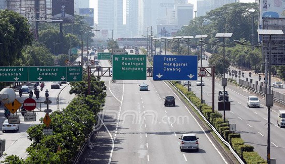 Sejumlah titik ruas jalan di Ibu Kota terlihat lengang pada hari Natal, Jumat (25/12). Jakarta yang identik dengan kemacetan, hari Natal terlihat sepi dengan kendaraan bermotor. Foto: Ricardo/JPNN.com - JPNN.com