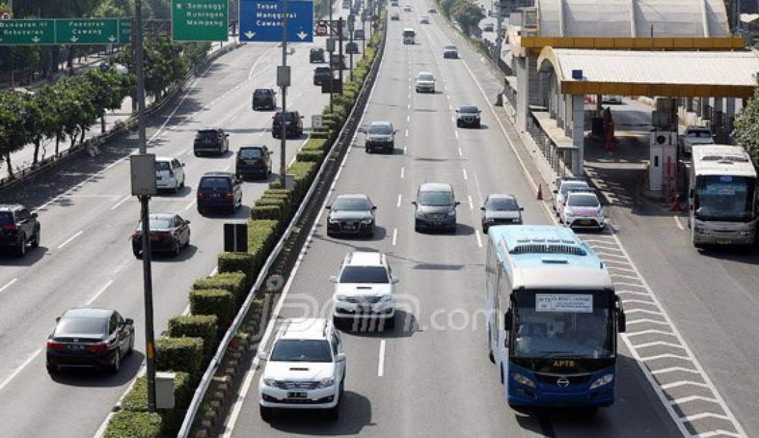 Sejumlah titik ruas jalan di Ibu Kota terlihat lengang pada hari Natal, Jumat (25/12). Jakarta yang identik dengan kemacetan, hari Natal terlihat sepi dengan kendaraan bermotor. Foto: Ricardo/JPNN.com - JPNN.com