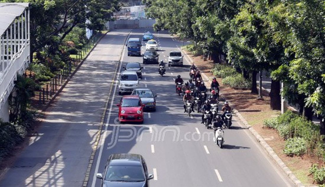 Sejumlah titik ruas jalan di Ibu Kota terlihat lengang pada hari Natal, Jumat (25/12). Jakarta yang identik dengan kemacetan, hari Natal terlihat sepi dengan kendaraan bermotor. Foto: Ricardo/JPNN.com - JPNN.com