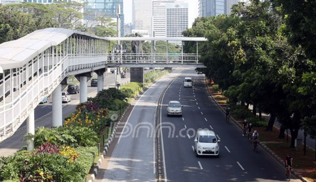 Sejumlah titik ruas jalan di Ibu Kota terlihat lengang pada hari Natal, Jumat (25/12). Jakarta yang identik dengan kemacetan, hari Natal terlihat sepi dengan kendaraan bermotor. Foto: Ricardo/JPNN.com - JPNN.com