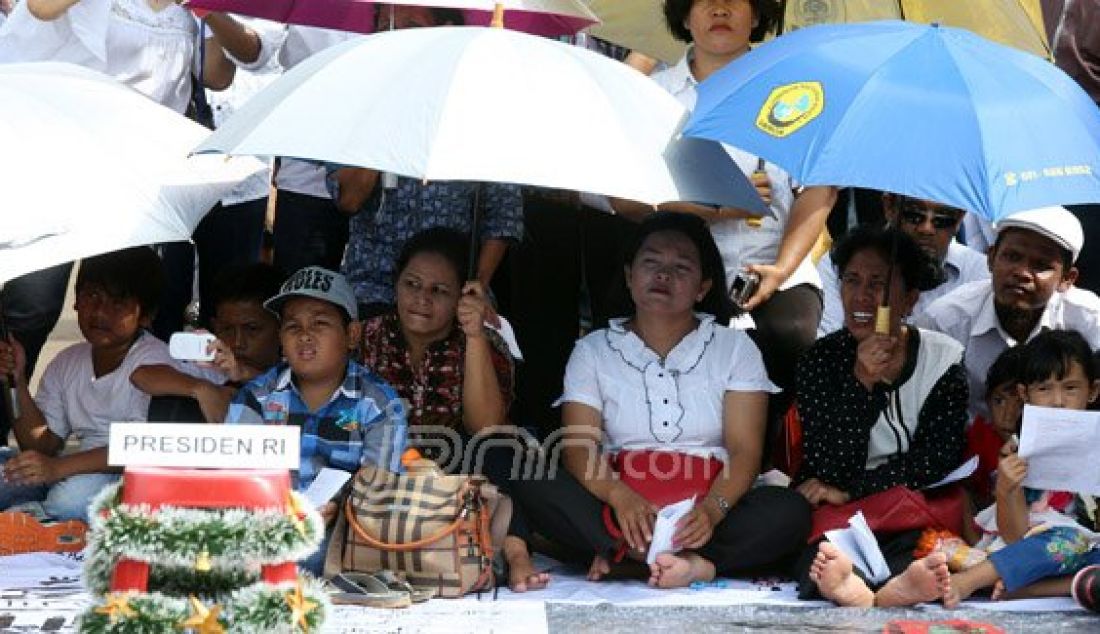 Jemaat HKBP Filadelfia-Bekasi dan GKI Yasmin Bogor melaksanakan ibadah perayaan Natal I di Seberang Istana Merdeka, Jakarta, Jumat (25/12). Mereka meminta Presiden Jokowi untuk memberikan perintah tegas kepada Bupati dan Wali Kota Bogor supaya segera melaksanakan putusan pengadilan yang berkekuatan hukum tetap. Foto: Ricardo/JPNN.com - JPNN.com