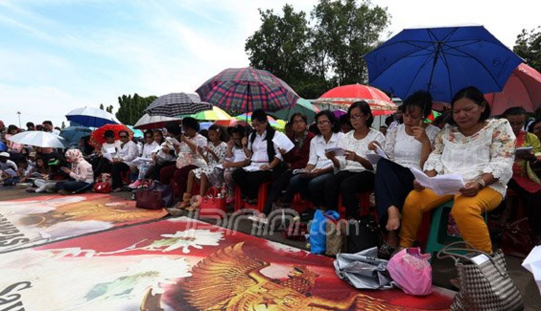 Jemaat HKBP Filadelfia-Bekasi dan GKI Yasmin Bogor melaksanakan ibadah perayaan Natal I di Seberang Istana Merdeka, Jakarta, Jumat (25/12). Mereka meminta Presiden Jokowi untuk memberikan perintah tegas kepada Bupati dan Wali Kota Bogor supaya segera melaksanakan putusan pengadilan yang berkekuatan hukum tetap. Foto: Ricardo/JPNN.com - JPNN.com