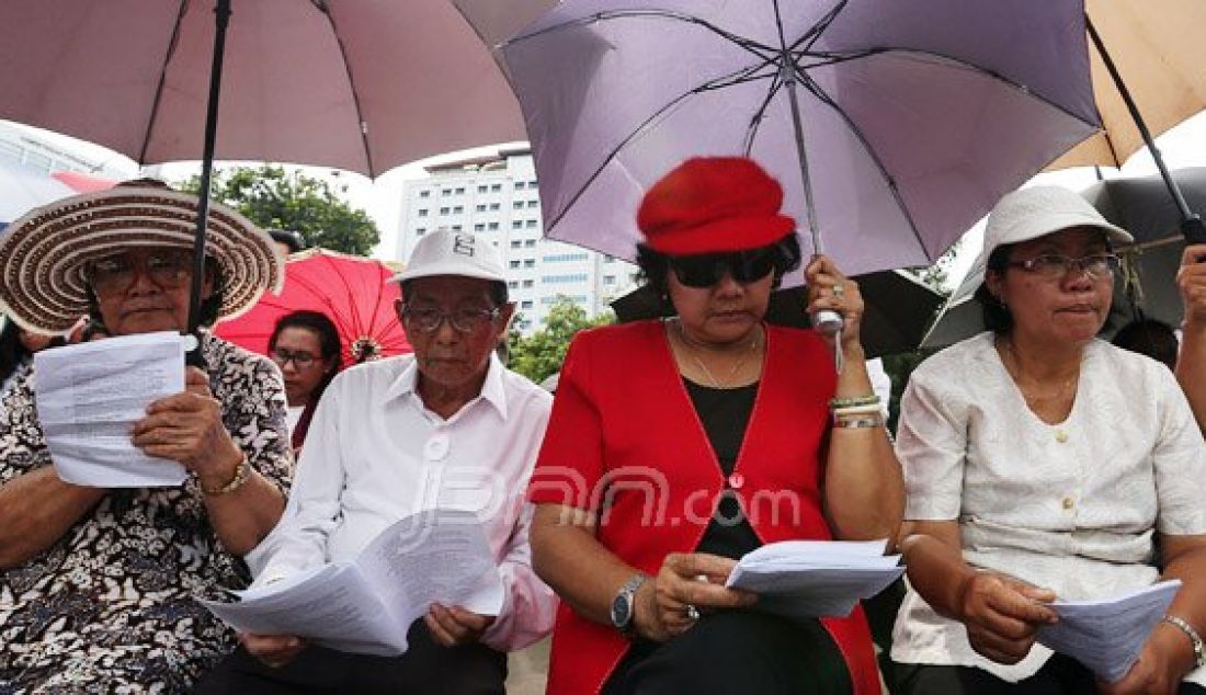 Jemaat HKBP Filadelfia-Bekasi dan GKI Yasmin Bogor melaksanakan ibadah perayaan Natal I di Seberang Istana Merdeka, Jakarta, Jumat (25/12). Mereka meminta Presiden Jokowi untuk memberikan perintah tegas kepada Bupati dan Wali Kota Bogor supaya segera melaksanakan putusan pengadilan yang berkekuatan hukum tetap. Foto: Ricardo/JPNN.com - JPNN.com