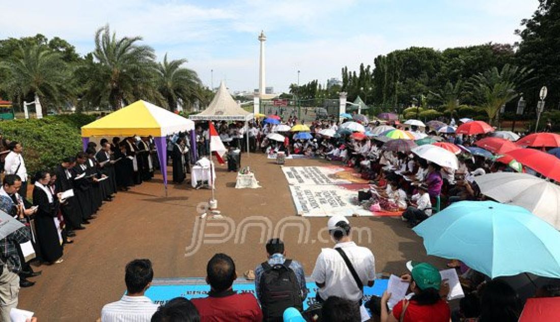 Jemaat HKBP Filadelfia-Bekasi dan GKI Yasmin Bogor melaksanakan ibadah perayaan Natal I di Seberang Istana Merdeka, Jakarta, Jumat (25/12). Mereka meminta Presiden Jokowi untuk memberikan perintah tegas kepada Bupati dan Wali Kota Bogor supaya segera melaksanakan putusan pengadilan yang berkekuatan hukum tetap. Foto: Ricardo/JPNN.com - JPNN.com