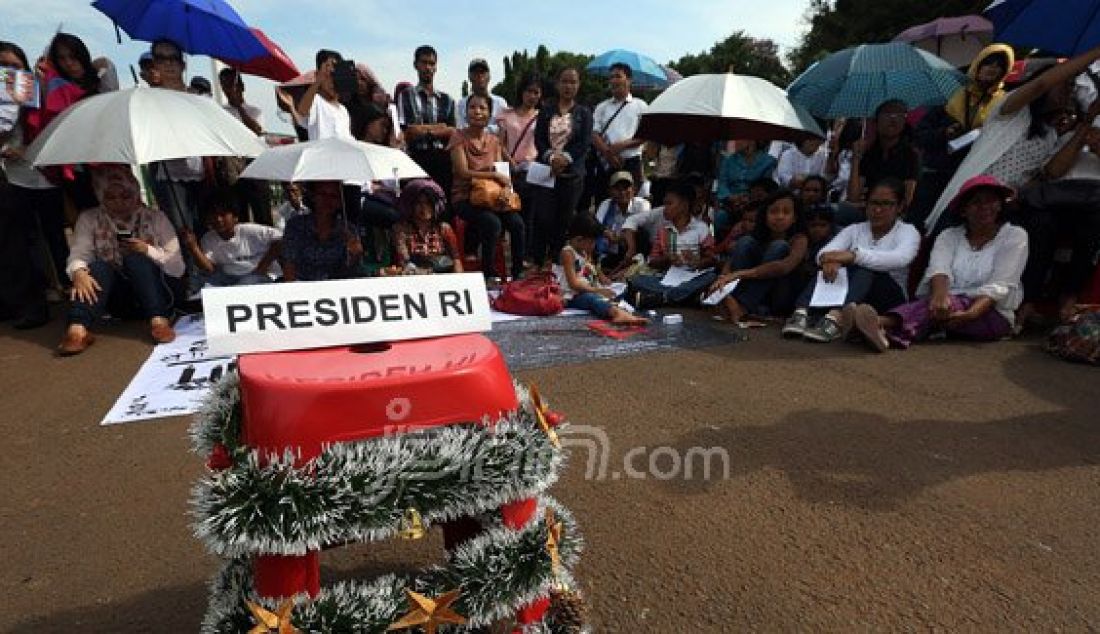 Jemaat HKBP Filadelfia-Bekasi dan GKI Yasmin Bogor melaksanakan ibadah perayaan Natal I di Seberang Istana Merdeka, Jakarta, Jumat (25/12). Mereka meminta Presiden Jokowi untuk memberikan perintah tegas kepada Bupati dan Wali Kota Bogor supaya segera melaksanakan putusan pengadilan yang berkekuatan hukum tetap. Foto: Ricardo/JPNN.com - JPNN.com