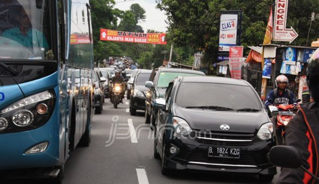 Sejumlah kendaraan roda empat dan dua melaju searah saat pemberlakuan jalur searah (one way), Bogor, Jumat (25/12), pemberlakuan sistem buka tutup tersebut agar tidak terjadi kemacetan dujalur puncak terutama jalur menuju kota Bogor. Foto: Kelik/Radar Bogor/JPNN.com - JPNN.com