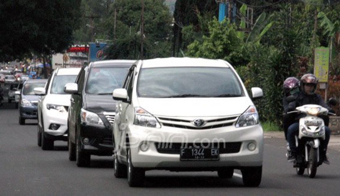 Sejumlah kendaraan roda empat dan dua melaju searah saat pemberlakuan jalur searah (one way), Bogor, Jumat (25/12), pemberlakuan sistem buka tutup tersebut agar tidak terjadi kemacetan dujalur puncak terutama jalur menuju kota Bogor. Foto: Kelik/Radar Bogor/JPNN.com - JPNN.com