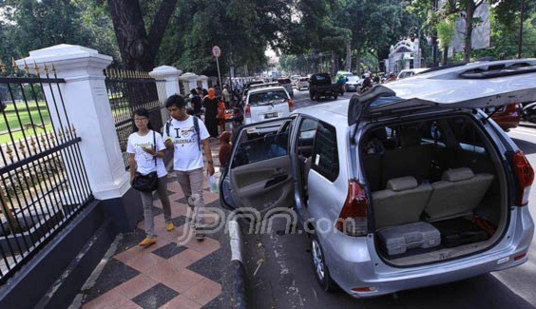 Sejumlah warga menikmati suasana di depan halaman Istana Bogor, Jawa Barat, Jumat (25/12). Sebagian warga Bogor memanfaatkan hari libur Natal untuk berekreasi bersama keluarga ke berbagai tempat wisata di kawasan Bogor. Foto: Sofyansyah/Radar Bogor/JPNN.com - JPNN.com