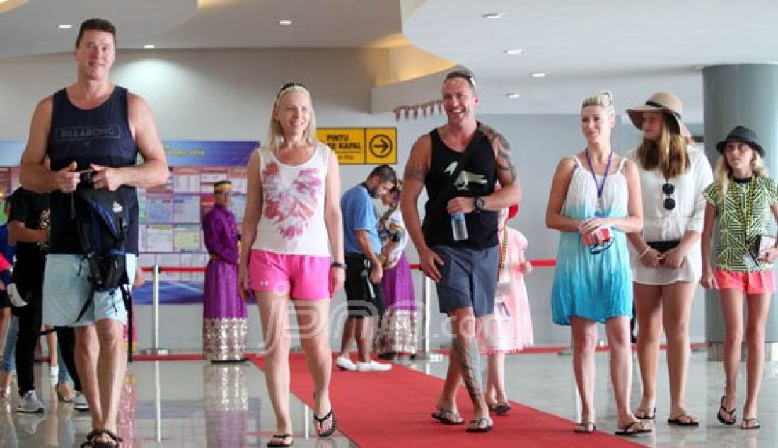 KAPAL PESIAR.Suasana Kapal Pesiar Sun Princess sandar di pelabuhan Makassar dengan mengangkut 2800 Tourism selama Seharian Penuh dan melakukan aktifitas belanja dan kunjungan Wisata Sabtu (26/12). NurhadiI/FAJAR/JPG - JPNN.com