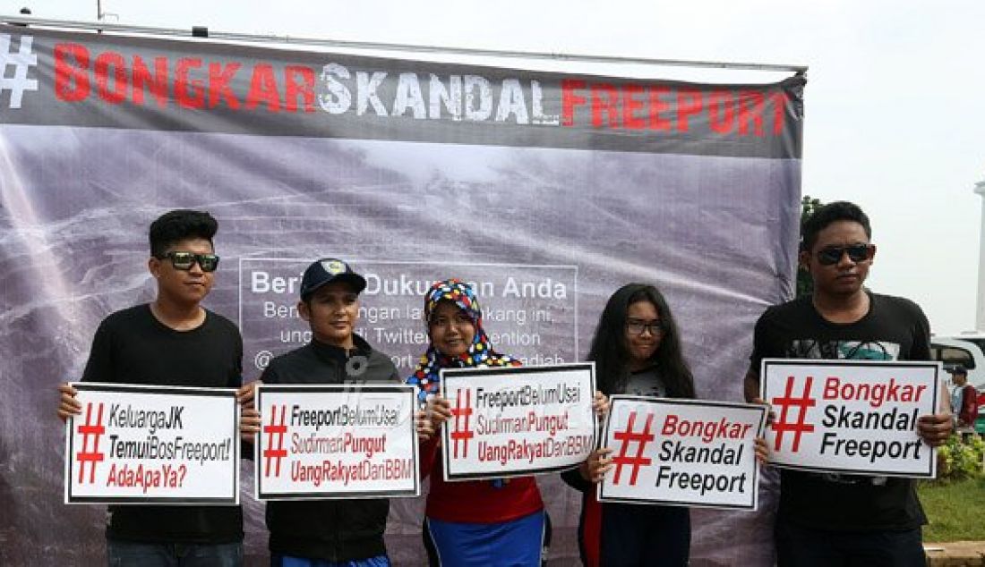 Sejumlah warga Ibu Kota saat melakukan foto bersama di depan spanduk #BongkarSkandalFreeport, Jakarta, Minggu (27/12). Aksi tersebut merupakan beri dukungan untuk membongkar Skandal Freeport untuk masyarakat. Foto: Ricardo/JPNN.com - JPNN.com