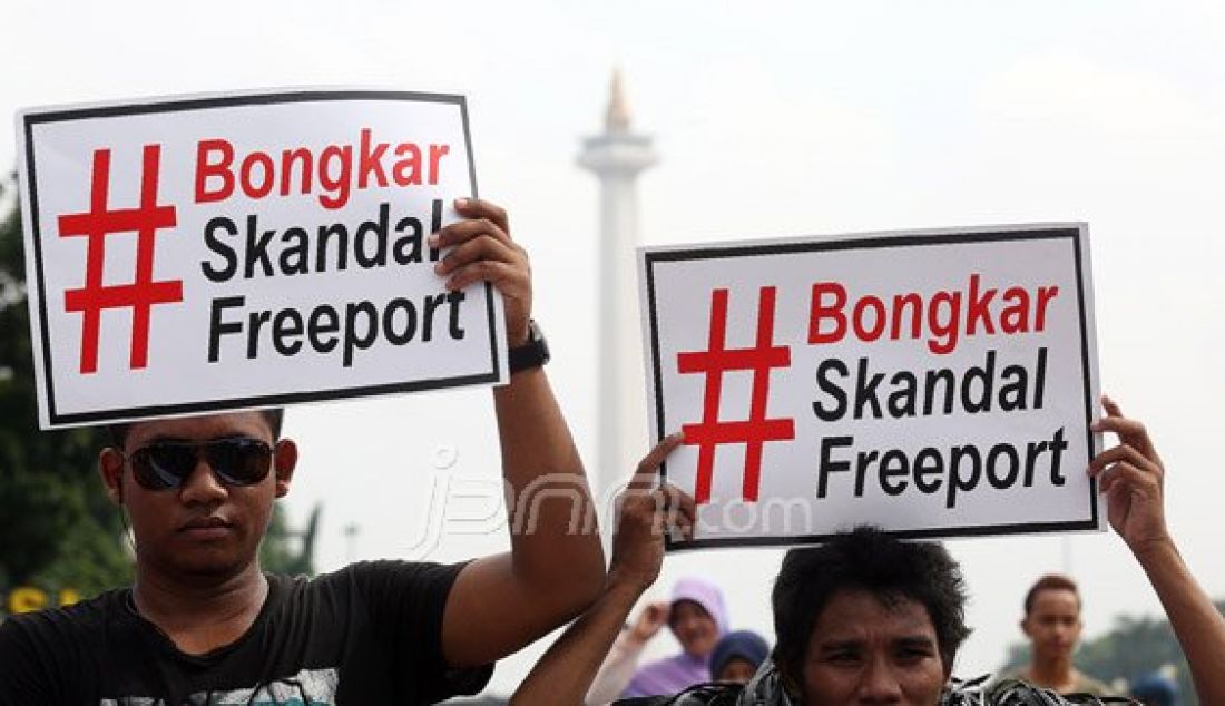Sejumlah warga Ibu Kota saat melakukan foto bersama di depan spanduk #BongkarSkandalFreeport, Jakarta, Minggu (27/12). Aksi tersebut merupakan beri dukungan untuk membongkar Skandal Freeport untuk masyarakat. Foto: Ricardo/JPNN.com - JPNN.com