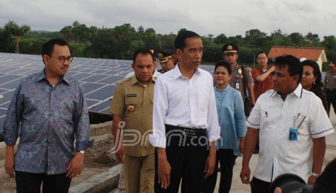 Presiden Joko Widodo didampingi Dirut PT.LEN Abraham Mose (kanan), Menteri ESDM, Sudirman Said (kiri) dan Ibu Negara, Iriana Joko Widodo, Gubernur NTT, Frans Lebu Raya dan isteri saat meninjau PLTS Oelpuah, Kecamatan Kupang Tengah Kabupaten Kupang, Minggu (27/12). Foto: Carlens/Timor Express/JPNN.com - JPNN.com