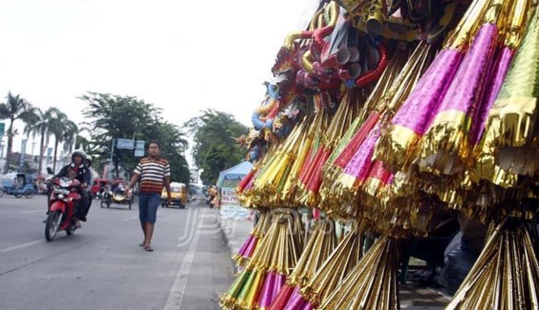 Pedagang musiman menjajakan aneka terompet di kawasan Jalan Sisingamangaraja Medan, Minggu (27/12). Jelang pergantian tahun 2016, penjual terompet mulai menjamur di sejumlah titik di kota Medan. Foto: Danil/Sumut Pos/JPNN.com - JPNN.com