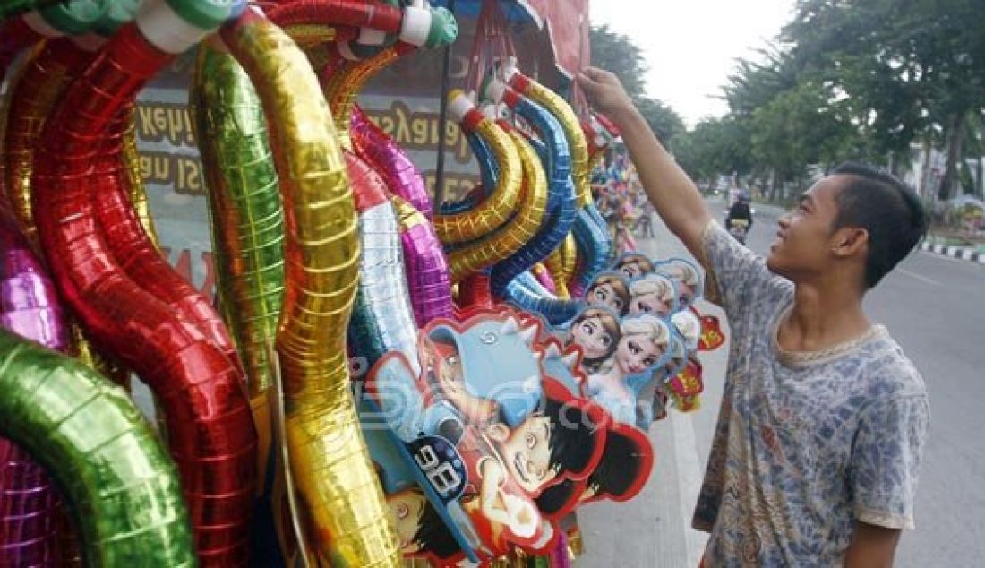 Pedagang musiman menjajakan aneka terompet di kawasan Jalan Sisingamangaraja Medan, Minggu (27/12). Jelang pergantian tahun 2016, penjual terompet mulai menjamur di sejumlah titik di kota Medan. Foto: Danil/Sumut Pos/JPNN.com - JPNN.com