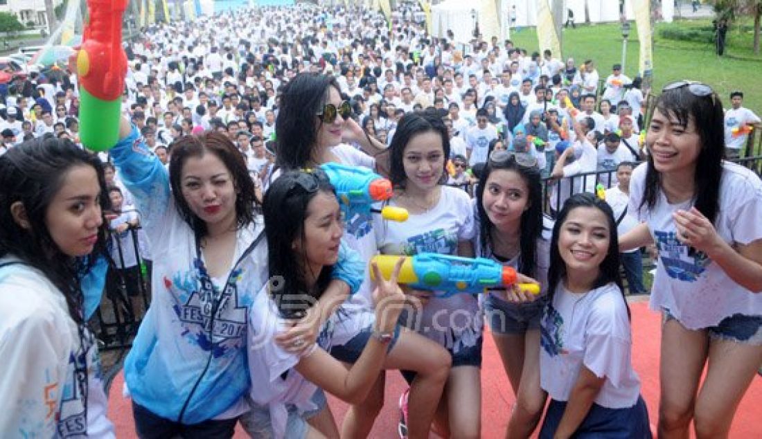 Muncratan air menyebar ke mana-mana. Ribuan peserta mengikuti BJB Water Gun Festival di halaman kantor DPRD Sumsel, Minggu (27/21). Meski basah, tapi semua peserta yang berjumlah kurang lebih 2.000 orang tersebut menikmati keseruan acara. Foto: Kris/Sumatera Ekspres/JPNN.com - JPNN.com