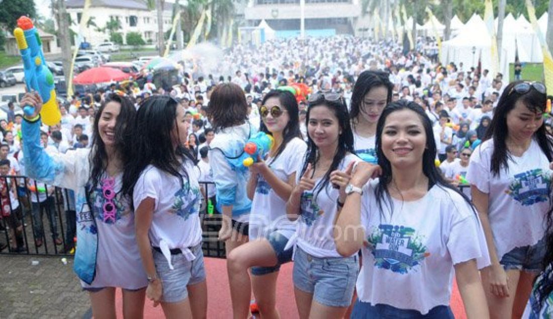 Muncratan air menyebar ke mana-mana. Ribuan peserta mengikuti BJB Water Gun Festival di halaman kantor DPRD Sumsel, Minggu (27/21). Meski basah, tapi semua peserta yang berjumlah kurang lebih 2.000 orang tersebut menikmati keseruan acara. Foto: Kris/Sumatera Ekspres/JPNN.com - JPNN.com