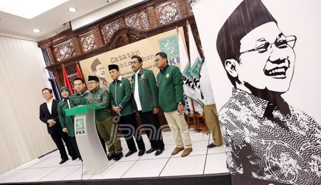 Ketua Umum PKB Muhaimin Iskandar (tengah) didampingi Sekjen Abdul Kadir Karding, Wasekjen Daniel Johan, Ketua DPP Siti Masrifah dan Sekretaris Fraksi Jazilul Fawahid saat memberikan catatan akhir tahun, Jakarta, Senin (28/12). PKB menyampaikan refleksi kebijakan ekonomi 2015 dan proyeksi ekonomi 2016 pemerintahan Jokowi-JK. Foto: Ricardo/JPNN.com - JPNN.com