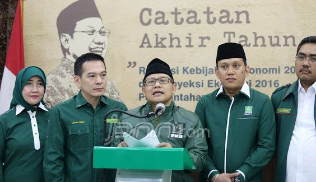 Ketua Umum PKB Muhaimin Iskandar (tengah) didampingi Sekjen Abdul Kadir Karding, Wasekjen Daniel Johan, Ketua DPP Siti Masrifah dan Sekretaris Fraksi Jazilul Fawahid saat memberikan catatan akhir tahun, Jakarta, Senin (28/12). PKB menyampaikan refleksi kebijakan ekonomi 2015 dan proyeksi ekonomi 2016 pemerintahan Jokowi-JK. Foto: Ricardo/JPNN.com - JPNN.com