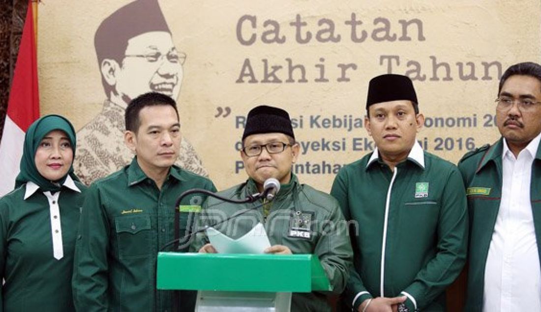 Ketua Umum PKB Muhaimin Iskandar (tengah) didampingi Sekjen Abdul Kadir Karding, Wasekjen Daniel Johan, Ketua DPP Siti Masrifah dan Sekretaris Fraksi Jazilul Fawahid saat memberikan catatan akhir tahun, Jakarta, Senin (28/12). PKB menyampaikan refleksi kebijakan ekonomi 2015 dan proyeksi ekonomi 2016 pemerintahan Jokowi-JK. Foto: Ricardo/JPNN.com - JPNN.com