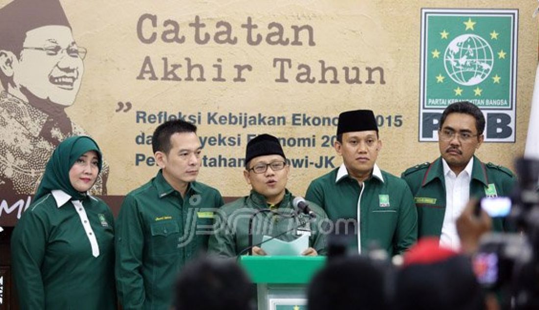 Ketua Umum PKB Muhaimin Iskandar (tengah) didampingi Sekjen Abdul Kadir Karding, Wasekjen Daniel Johan, Ketua DPP Siti Masrifah dan Sekretaris Fraksi Jazilul Fawahid saat memberikan catatan akhir tahun, Jakarta, Senin (28/12). PKB menyampaikan refleksi kebijakan ekonomi 2015 dan proyeksi ekonomi 2016 pemerintahan Jokowi-JK. Foto: Ricardo/JPNN.com - JPNN.com