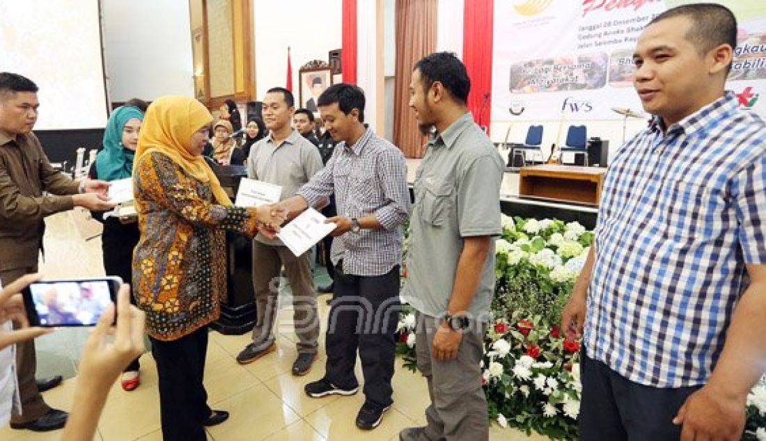 Menteri Sosial Khofifah Indar Parawansa saat memberikan hadiah secara simbolis kepada para pemenang lomba foto Kementerian Sosial di Gedung Kementerian Sosial, Jakarta, Senin (28/12). Foto: Ricardo/JPNN.com - JPNN.com