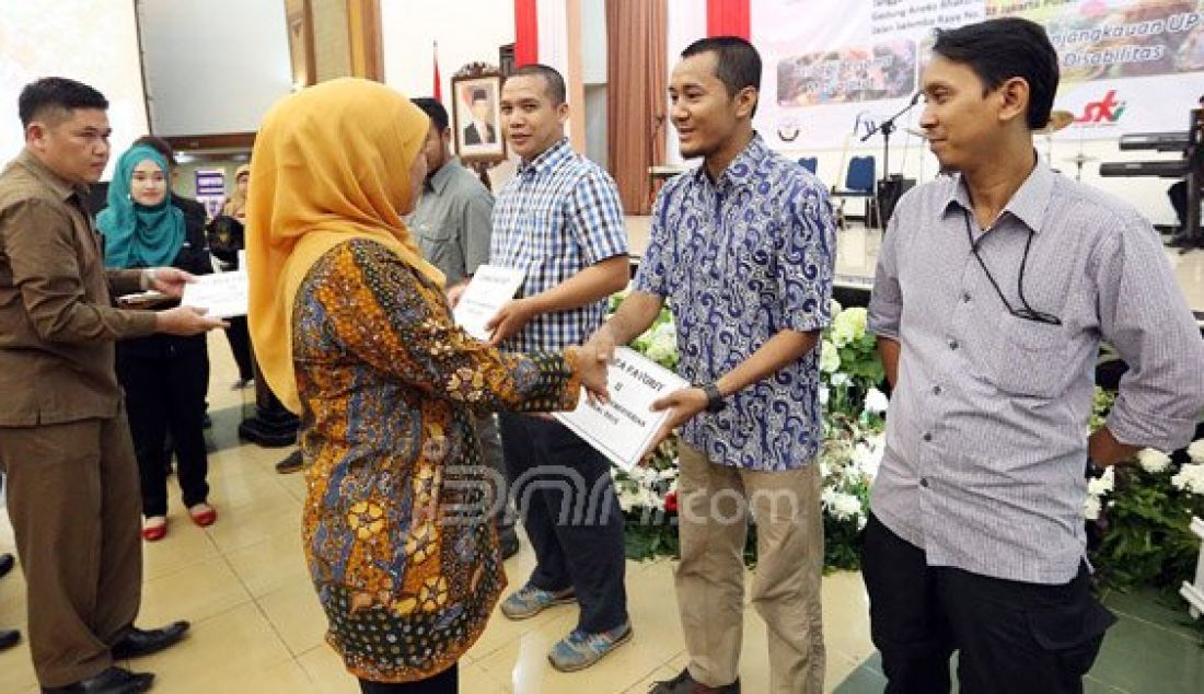 Menteri Sosial Khofifah Indar Parawansa saat memberikan hadiah secara simbolis kepada para pemenang lomba foto Kementerian Sosial di Gedung Kementerian Sosial, Jakarta, Senin (28/12). Foto: Ricardo/JPNN.com - JPNN.com