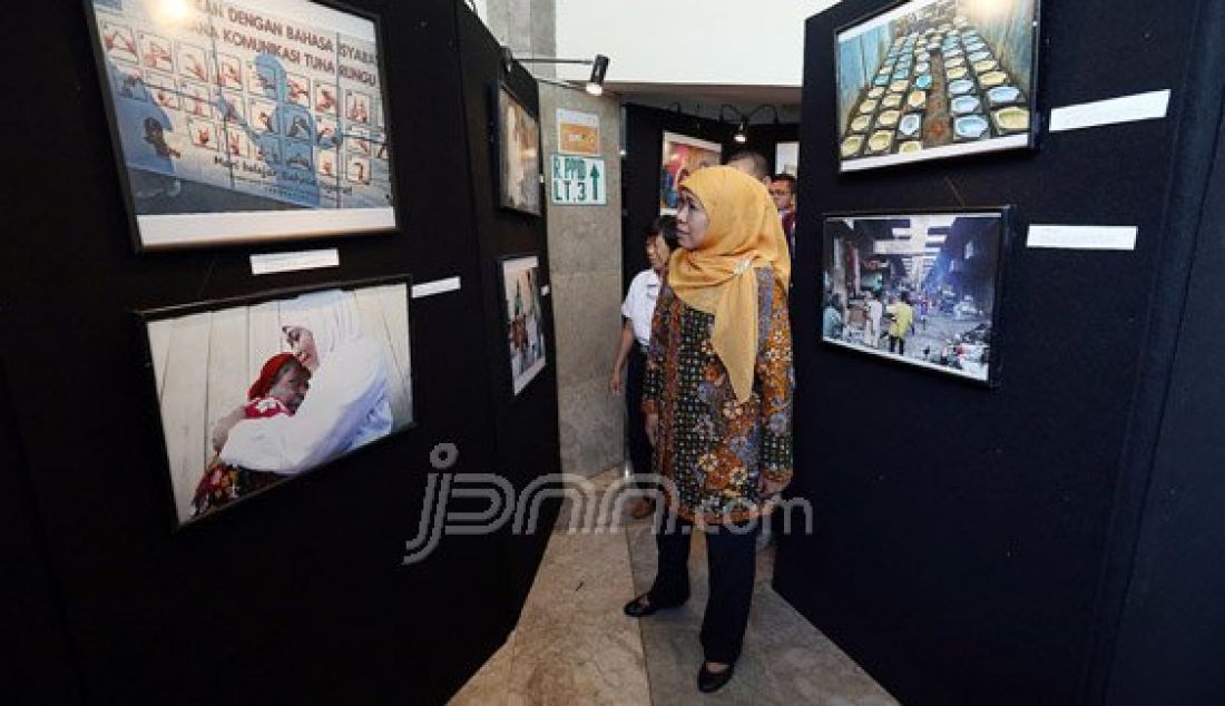 Menteri Sosial Khofifah Indar Parawansa saat memberikan hadiah secara simbolis kepada para pemenang lomba foto Kementerian Sosial di Gedung Kementerian Sosial, Jakarta, Senin (28/12). Foto: Ricardo/JPNN.com - JPNN.com