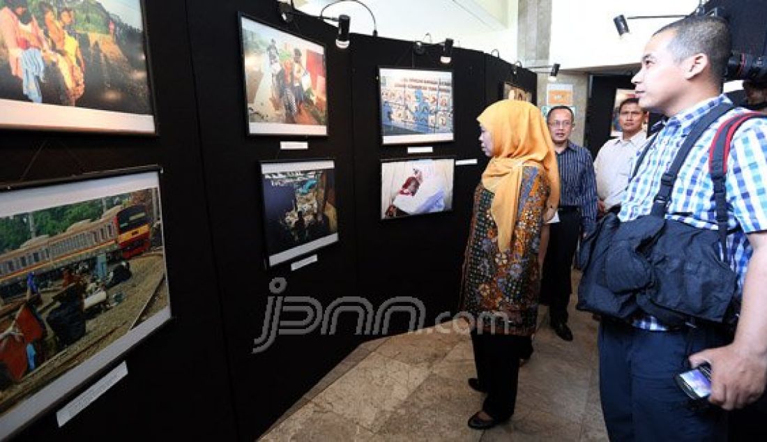 Menteri Sosial Khofifah Indar Parawansa saat memberikan hadiah secara simbolis kepada para pemenang lomba foto Kementerian Sosial di Gedung Kementerian Sosial, Jakarta, Senin (28/12). Foto: Ricardo/JPNN.com - JPNN.com