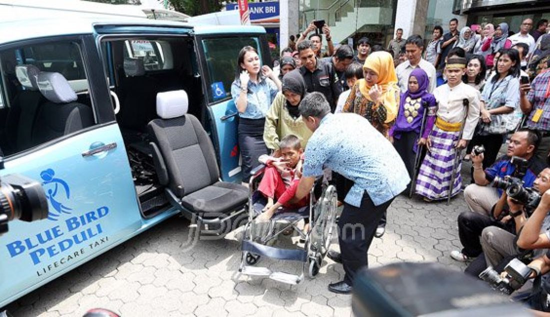 Menteri Sosial Khofifah Indar Parawansa saat berbincang penyandang disabilitas saat mencoba Taksi Life Care Blue didampingi Manager Markom PT Blue BirdTbk Amalia Yaksa, Jakarta, Senin (28/12). Blue Bird menghadirkan Taksi Life Care untuk customer berkebutuhan khusus. Foto: Ricardo/JPNN.com - JPNN.com