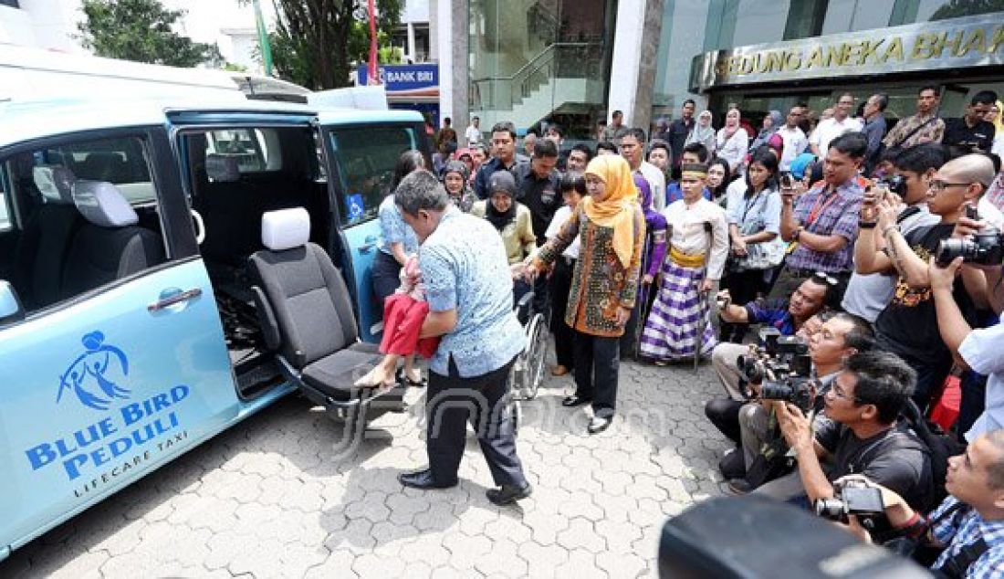 Menteri Sosial Khofifah Indar Parawansa saat berbincang penyandang disabilitas saat mencoba Taksi Life Care Blue didampingi Manager Markom PT Blue BirdTbk Amalia Yaksa, Jakarta, Senin (28/12). Blue Bird menghadirkan Taksi Life Care untuk customer berkebutuhan khusus. Foto: Ricardo/JPNN.com - JPNN.com