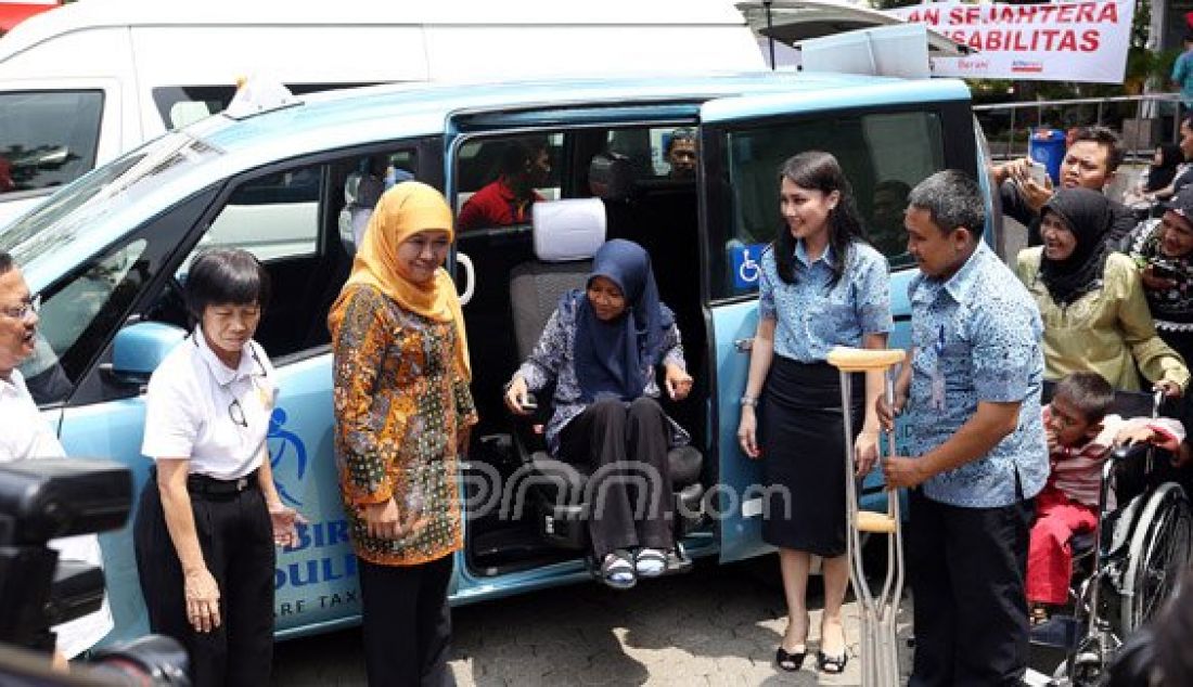 Menteri Sosial Khofifah Indar Parawansa saat berbincang penyandang disabilitas saat mencoba Taksi Life Care Blue didampingi Manager Markom PT Blue BirdTbk Amalia Yaksa, Jakarta, Senin (28/12). Blue Bird menghadirkan Taksi Life Care untuk customer berkebutuhan khusus. Foto: Ricardo/JPNN.com - JPNN.com