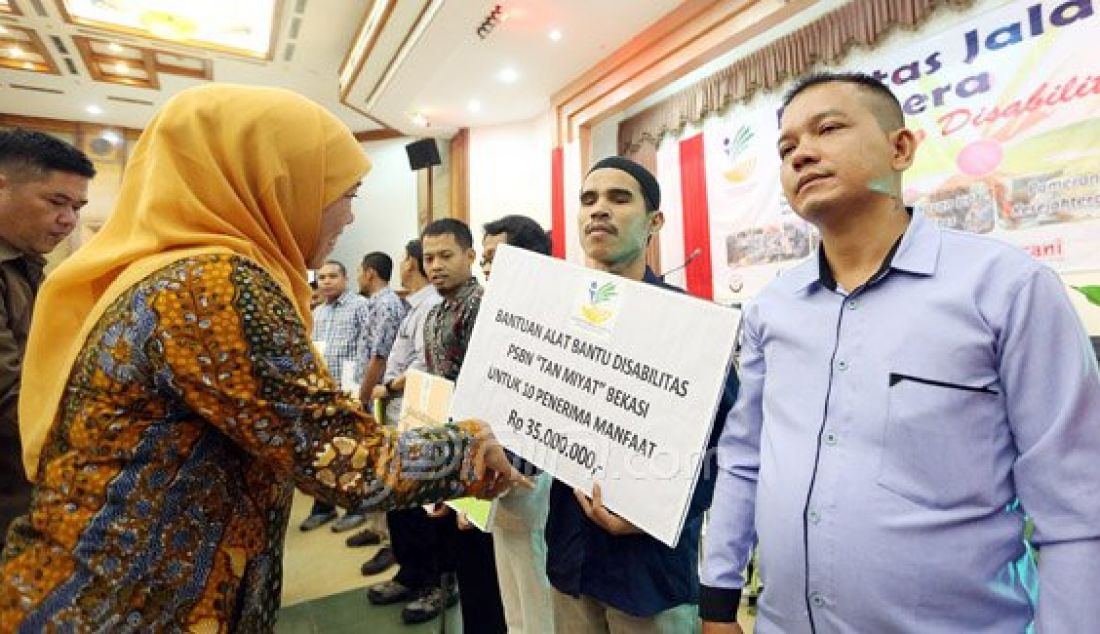 Menteri Sosial Khofifah Indar Parawansa saat memberikan bantuan kepada para penyandang disabilitas pada acara Meretas Jalan Sejahtera Penyandang Disabilitas di Gedung Kementerian Sosial, Jakarta, Senin (28/12). Foto: Ricardo/JPNN.com - JPNN.com