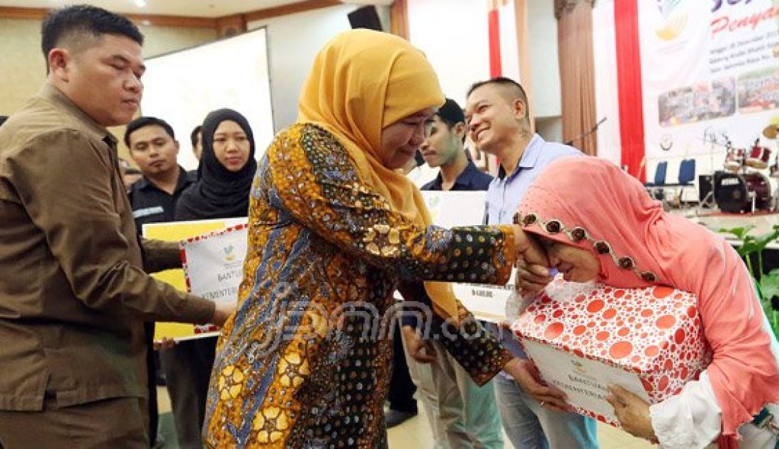 Menteri Sosial Khofifah Indar Parawansa saat memberikan bantuan kepada para penyandang disabilitas pada acara Meretas Jalan Sejahtera Penyandang Disabilitas di Gedung Kementerian Sosial, Jakarta, Senin (28/12). Foto: Ricardo/JPNN.com - JPNN.com