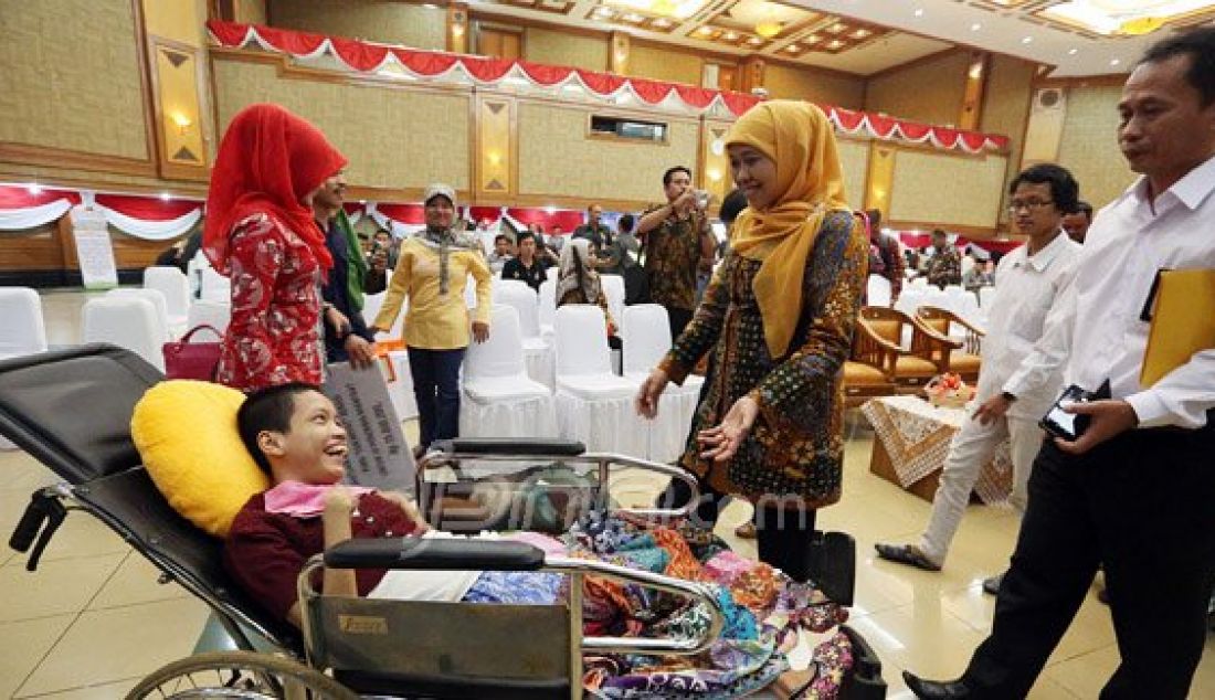 Menteri Sosial Khofifah Indar Parawansa saat bersapa dengan seorang penyandang disabilitas pada acara Meretas Jalan Sejahtera Penyandang Disabilitas di Gedung Kementerian Sosial, Jakarta, Senin (28/12). Foto: Ricardo/JPNN.com - JPNN.com