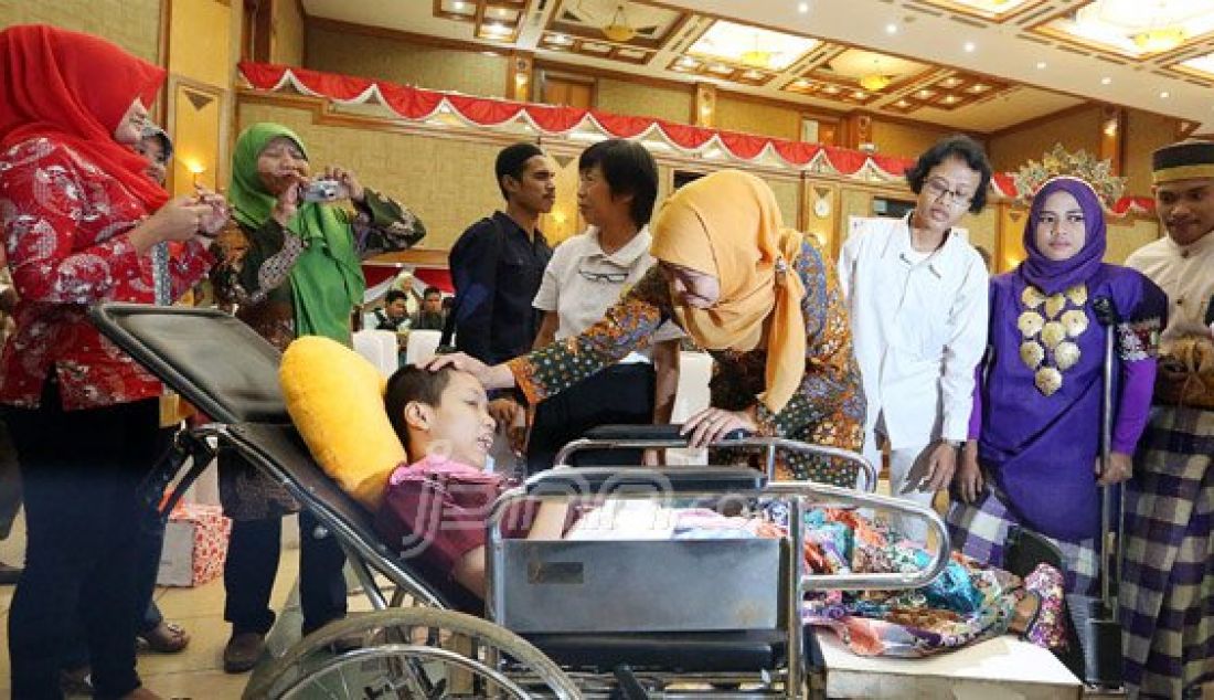 Menteri Sosial Khofifah Indar Parawansa saat bersapa dengan seorang penyandang disabilitas pada acara Meretas Jalan Sejahtera Penyandang Disabilitas di Gedung Kementerian Sosial, Jakarta, Senin (28/12). Foto: Ricardo/JPNN.com - JPNN.com