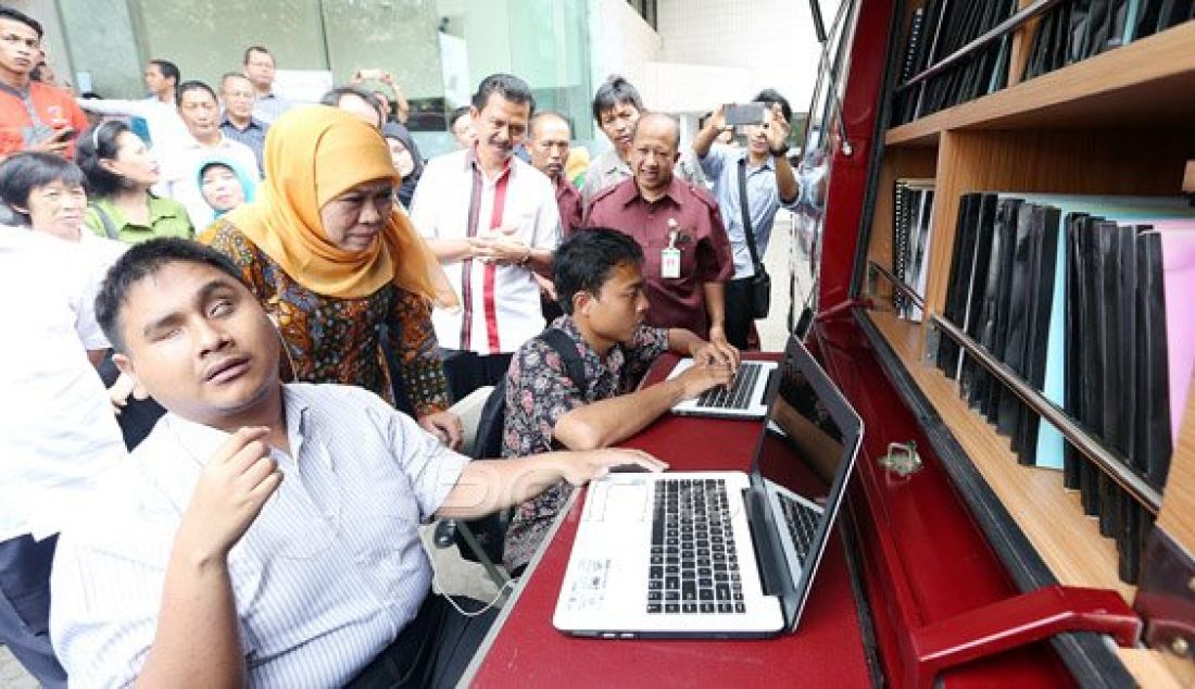 Menteri Sosial Khofifah Indar Parawansa saat mengunjungi perpustakaan braile pada acara Meretas Jalan Sejahtera Penyandang Disabilitas di Gedung Kementerian Sosial, Jakarta, Senin (28/12). Foto: Ricardo/JPNN.com - JPNN.com