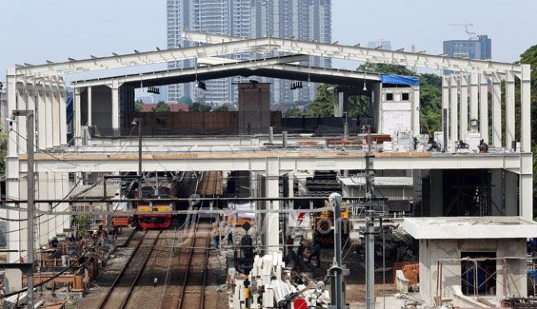 Pembangunan Stasiun Kebayoran Lama, Jakarta Selatan, Minggu (27/12). Revitalisasi Stasiun Kebayoran lama ini nantinya akan menerapkan konsep seperti Stasiun Palmerah yang sudah diresmikan beberapa bulan yang lalu oleh Kementrian Perhubungan. Foto: Ricardo/JPNN.com - JPNN.com