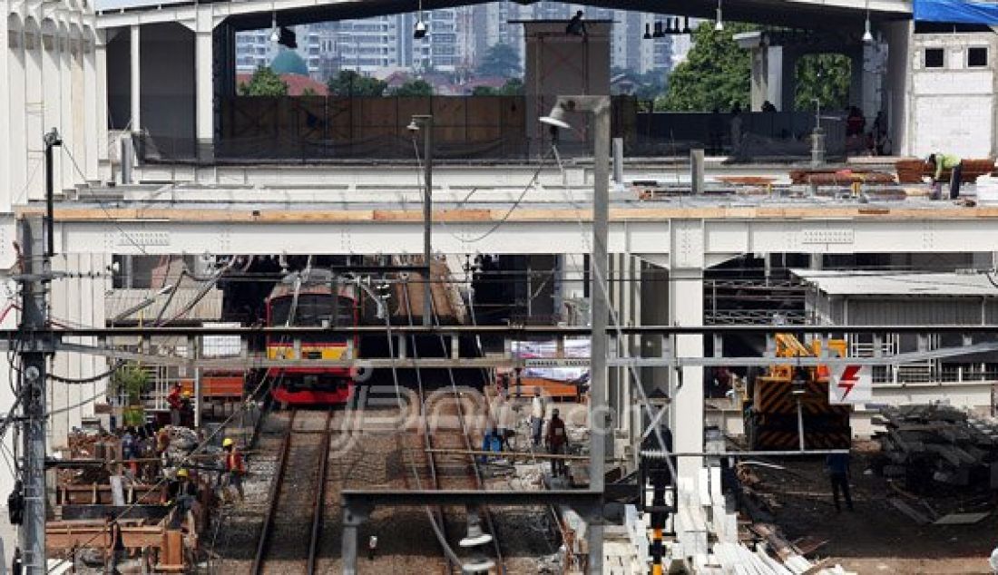 Pembangunan Stasiun Kebayoran Lama, Jakarta Selatan, Minggu (27/12). Revitalisasi Stasiun Kebayoran lama ini nantinya akan menerapkan konsep seperti Stasiun Palmerah yang sudah diresmikan beberapa bulan yang lalu oleh Kementrian Perhubungan. Foto: Ricardo/JPNN.com - JPNN.com