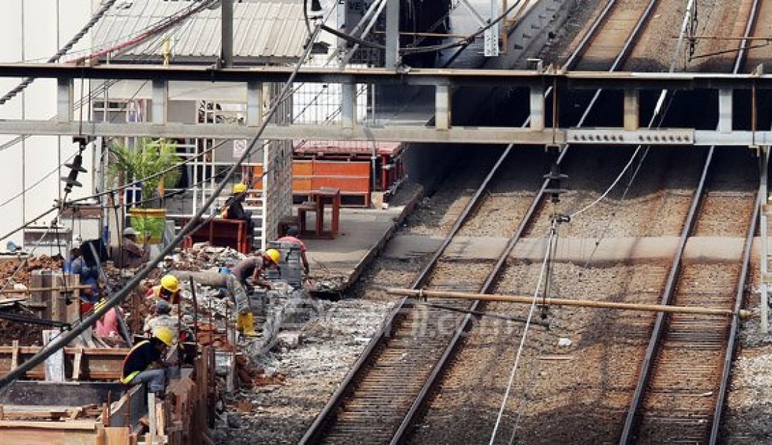 Pembangunan Stasiun Kebayoran Lama, Jakarta Selatan, Minggu (27/12). Revitalisasi Stasiun Kebayoran lama ini nantinya akan menerapkan konsep seperti Stasiun Palmerah yang sudah diresmikan beberapa bulan yang lalu oleh Kementrian Perhubungan. Foto: Ricardo/JPNN.com - JPNN.com