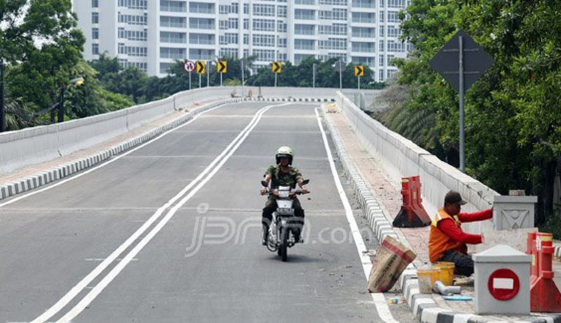 Pekerja saat mengerjakan penyelesaian tahap akhir Pembangunan Flyover Permata Hijau, Jakarta Selatan, Minggu (27/12). Setelah sempat diuji coba pengendara kemarin, Flyover Permata Hijau beberapa waktu lagi bisa digunakan warga. Foto: Ricardo/JPNN.com - JPNN.com