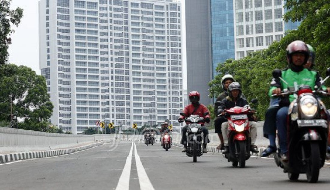 Pekerja saat mengerjakan penyelesaian tahap akhir Pembangunan Flyover Permata Hijau, Jakarta Selatan, Minggu (27/12). Setelah sempat diuji coba pengendara kemarin, Flyover Permata Hijau beberapa waktu lagi bisa digunakan warga. Foto: Ricardo/JPNN.com - JPNN.com