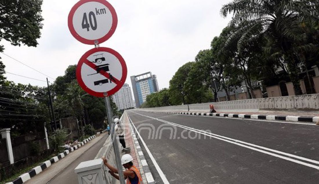 Pekerja saat mengerjakan penyelesaian tahap akhir Pembangunan Flyover Permata Hijau, Jakarta Selatan, Minggu (27/12). Setelah sempat diuji coba pengendara kemarin, Flyover Permata Hijau beberapa waktu lagi bisa digunakan warga. Foto: Ricardo/JPNN.com - JPNN.com