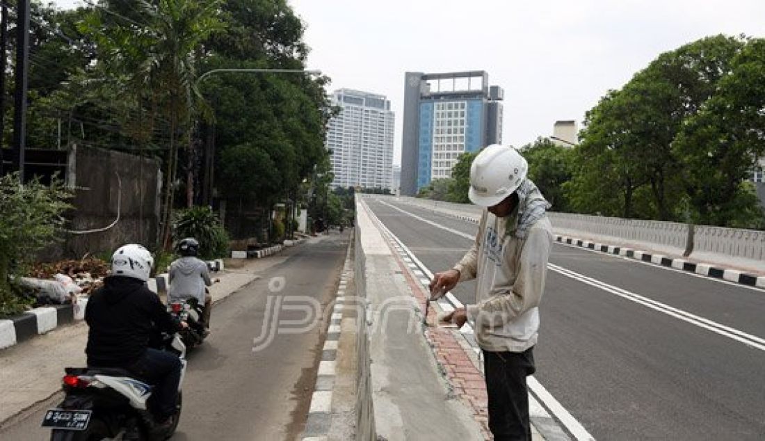 Pekerja saat mengerjakan penyelesaian tahap akhir Pembangunan Flyover Permata Hijau, Jakarta Selatan, Minggu (27/12). Setelah sempat diuji coba pengendara kemarin, Flyover Permata Hijau beberapa waktu lagi bisa digunakan warga. Foto: Ricardo/JPNN.com - JPNN.com